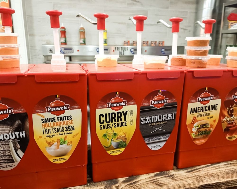 Antwerpse frituristen laten Spaans vakantieoord proeven van Belgische frietjes met Pauwels sauzen