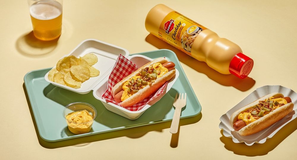 Cheesy baked hotdogs met Cheddar